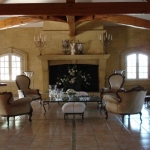 A 25 minutes d' Aix en Provence et de Marseille, propri�t� de 425m�/h sur 12.000m� de terrain. Possibilit� de 