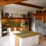 A 25 minutes d' Aix en Provence et de Marseille, propri�t� de 425m�/h sur 12.000m� de terrain. Possibilit� de 