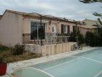 Villa de plein-pied avec piscine.