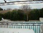 Villa de plein-pied avec piscine.