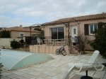 Villa de plein-pied avec piscine.